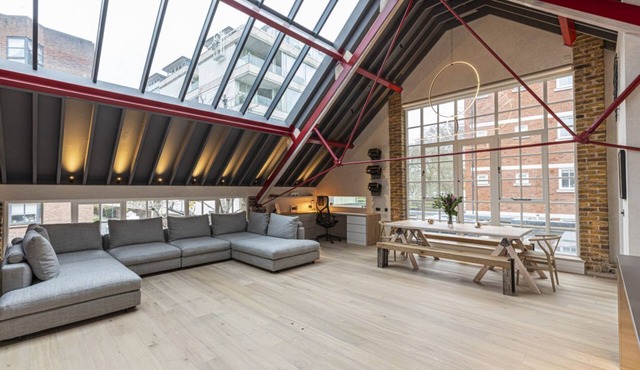 JOIVY Stylish 1-bed loft apartment near Battersea Park, South London