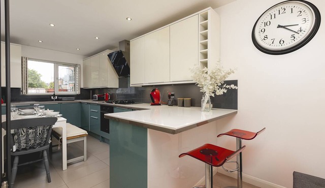 'Just 20 mins from Buckingham Palace + Free Parking Space! "