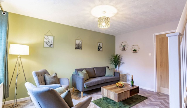 K Suites - Homely 2 BR House w/Free Parking