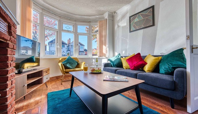 K Suites - Lovely Central3 bed House w/ free parking