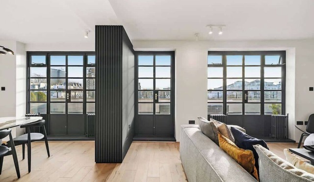Kensington Duplex w/Private Terrace & portable AC
