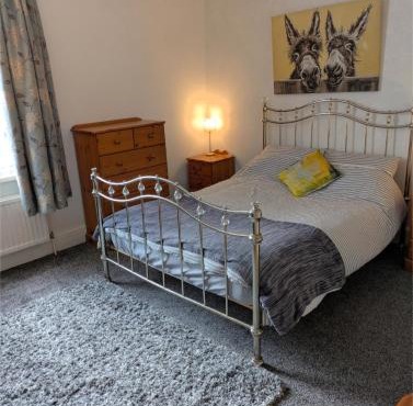Kettering Town Double Rooms with TV Ideal Professional workers for longer stays Shared bathroom kitchen & Lounge