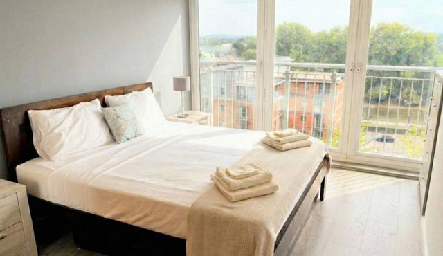 Kew Connection - Relax in this light airy river view apartment.