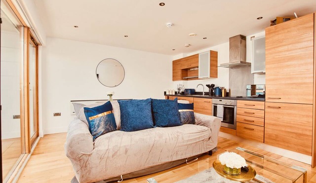 King Deluxe City Apt Large Balcony& Free Parking!