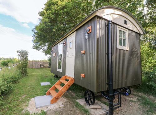 Kingfisher Hut