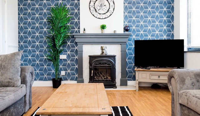 Large 4BR Family Home in Ipswich with Parking