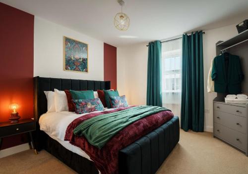 Large 4BR House Leeds, Contractor Friendly