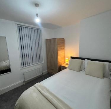 Large 6-Bedroom Family Home in Willenhall