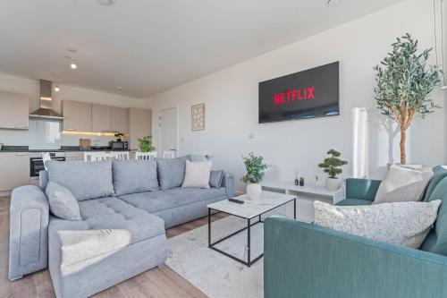 Large Family Home - Sleeps 10 - Near Wembley