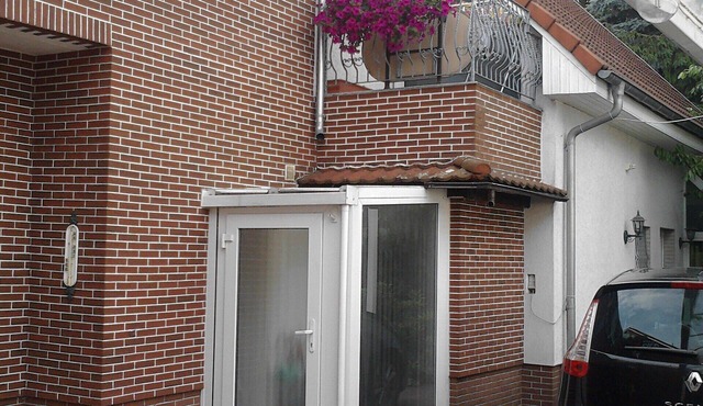 Large holiday property right by the outdoor pool & S-Bahn Berlin (15 minutes to the center) in Neuenhagen