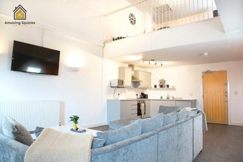 LARGE UNIQUE 2 BEDROOM DUPLEX APARTMENT WITH PRIVATE PARKING & FREE WIFI - VAT QUALIFYING BY AMAZING SPACES RELOCATIONS Ltd