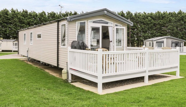 LAWLOR'S RETREAT, family friendly, country holiday cottage in Cayton