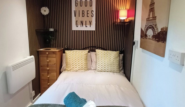 Le Hub Roundhay Sleeps 2 with Garden room