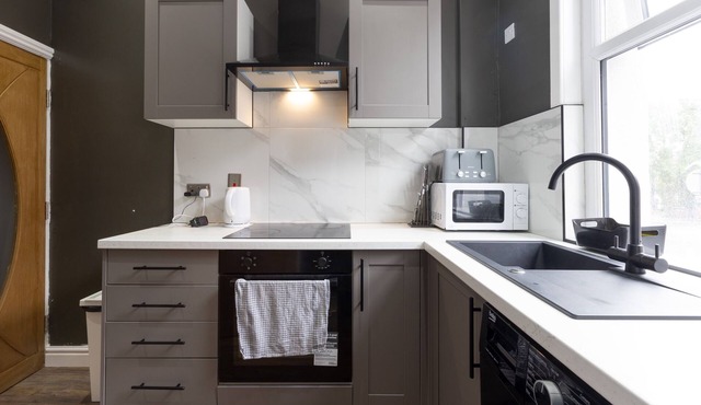 Leeds Retreat - 4BR House, Sleeps 10