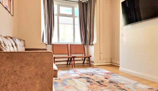 Light, Spacious 4BD Home, Sleeps 7, Grimsby