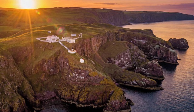 LIGHTKEEPERS FLAGHOUSE, romantic, country holiday cottage in St Abbs