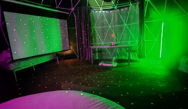 Lincoln Halo Dome, Hot Tub, Round Bed, Projector, Firepit, Games, Stargazer Roof