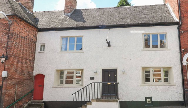 LION HOUSE, family friendly, character holiday cottage in Ashbourne