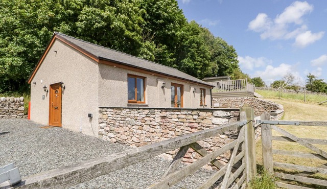 LITTLE BARN, pet friendly, character holiday cottage in Cartmel