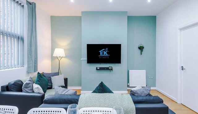 Liverpool Stay | 4 Double Bedrooms | Sleeps 8 | Perfect for Groups