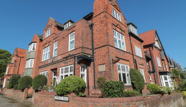 LONSDALE VILLA, pet friendly, with hot tub in Scarborough