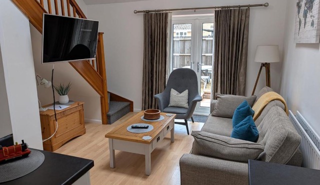 Lovely 1 Bedroom House with Private Garden and Parking