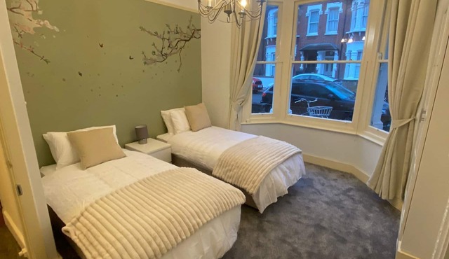 Lovely 2 bedroom home near Central London