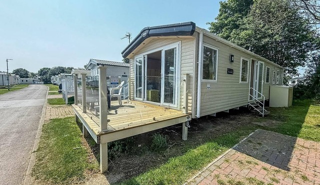 Lovely 8 berth caravan for hire on Skipsea Sands park in Yorkshire ref 41197WF