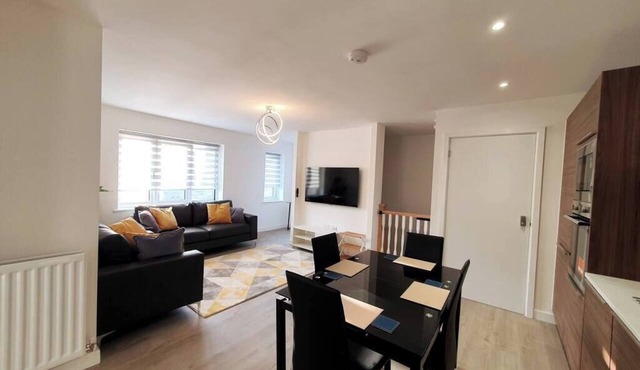 Lovely apartment close 2 City Center &Rail Station