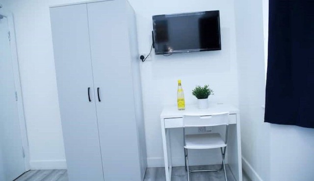 Lovely Apartment with free parking on premises.