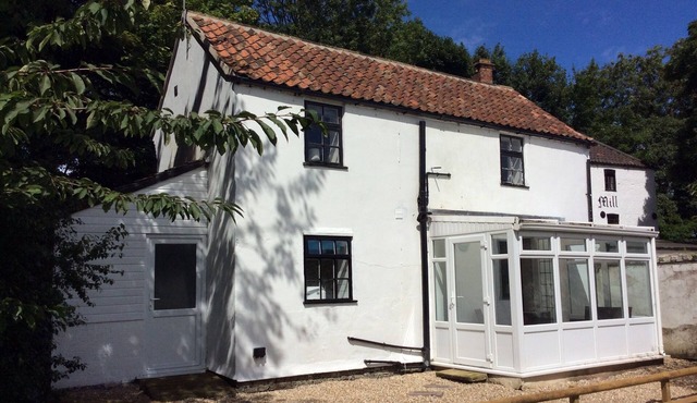 Lovely riverside cottage in the grounds of a landmark watermill