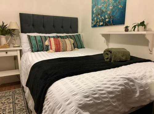 Lovely Room with Garden View & Free Street Parking nr Hampton Court