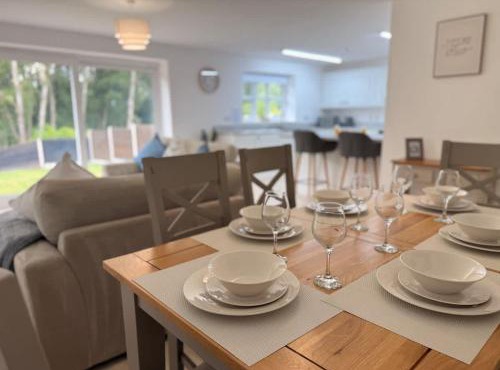 Low Street Escape 3 Bed, Sleeps 9, Gated Drive, WiFi, Contractors