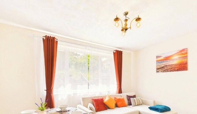 Luton House | Parking | Sleeps 7