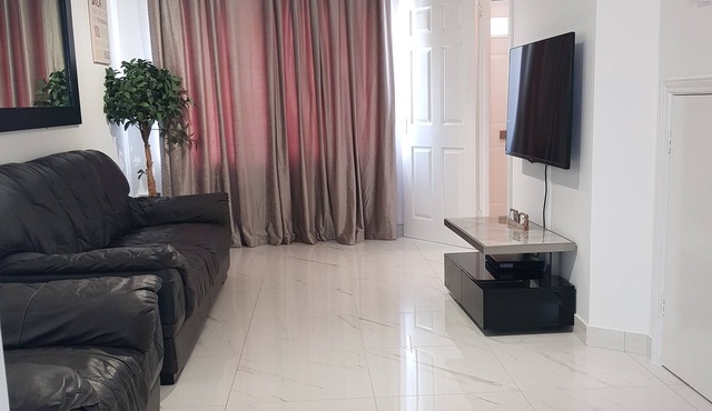 Luxurious 2 bedroom with garden & free parking