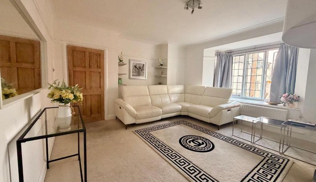 Luxurious 2BR stay in London-GerrardsCross-Wembley-private carpark-short walk to train station