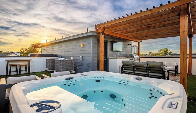 Luxurious 3BR~HotTub~Skyline Views~Old East Dallas in Dallas