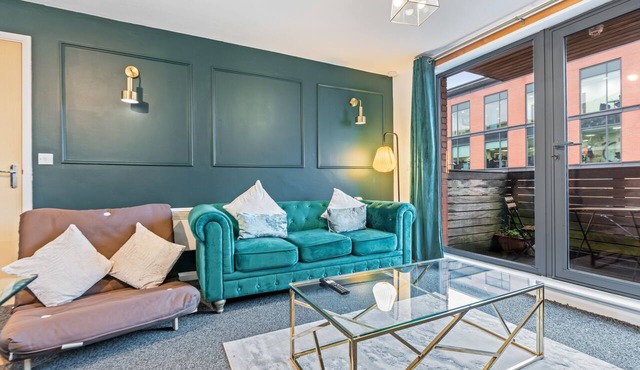 Luxury 2 bed apartment in city centre with balcony