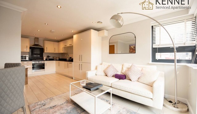 Luxury 2-Bed Apartment with Balcony