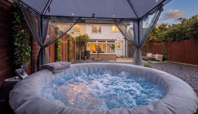 Luxury 2BR Cambridge House | Hot Tub & Pool Table