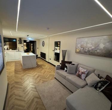 Luxury 3 Bed Boutique Home with 3 Ensuite Bedrooms