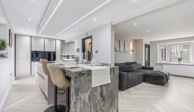 Luxury 3 Bed Home, Private Parking, Business, Contractors & Families