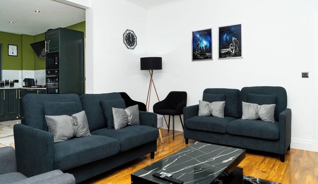 Luxury 5BD, Gym, Parking, Bus to Airport, Sleeps10
