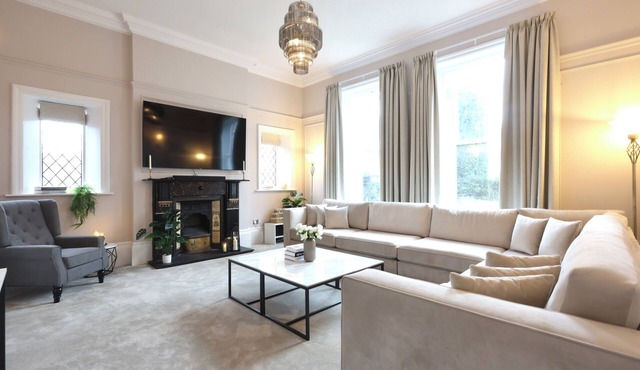 Luxury 6 Bedroom Retreat | Sleeps 12 | Elegant Halifax Stay