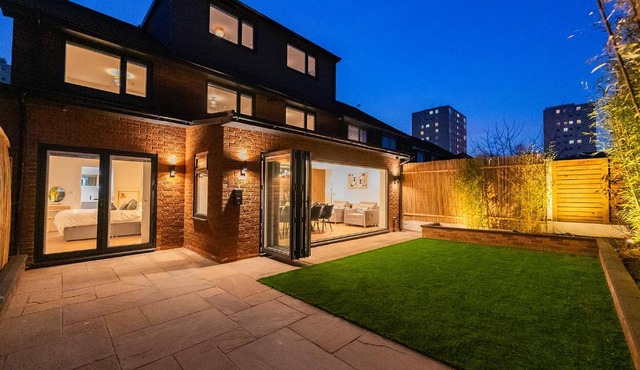 Luxury 8 Bed Home Manchester