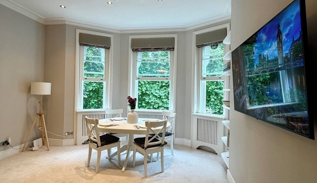 Luxury Apartment Overlooking St George’s Square & the Thames