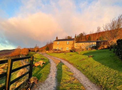 Luxury Cottage above Embsay Reservoir with Sunrise-to-Sunset Views