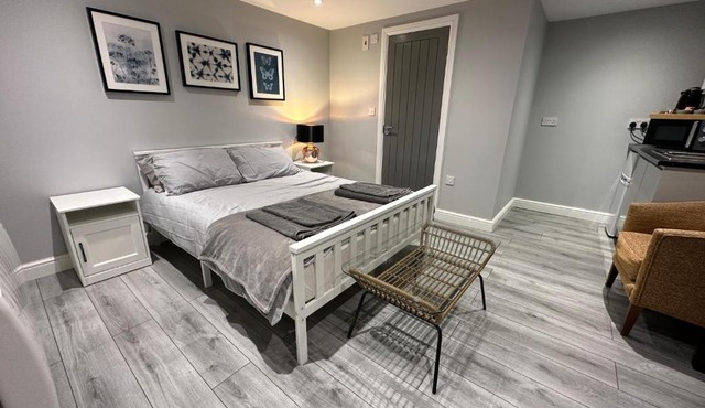 Luxury Detached Studio Apartment - Free Super Fast WiFi - Free Parking - 15 Mins from Luton Airport