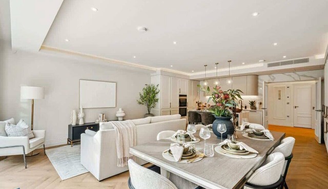 Luxury Gated 3BR Stay in Ascot - By Tempstay