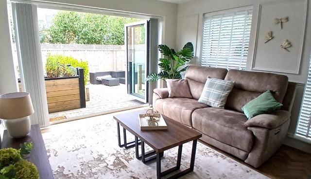 Luxury Modern Bungalow Louth with parking - Close to Riverside Walks & Pub